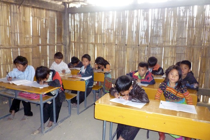 Bắt đầu từ năm học 2011-2012, học sinh khối 3 được học tại bản. Tuy nhiên, do điều kiện trường lớp thiếu thốn, 12 em học sinh lớp 3 phải học trong phòng học dựng tạm bằng tre, nứa
